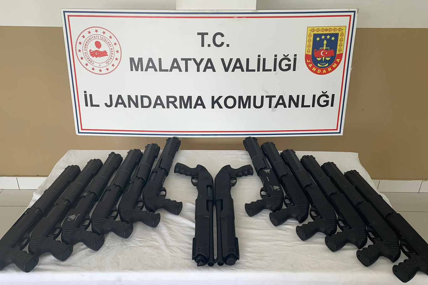 Malatya’da şüphe üzeri durdurulan araçtan 14 adet pompalı tüfek çıktı Malatya’da şüphe üzeri durdurulan araçtan 14 adet pompalı tüfek çıktı